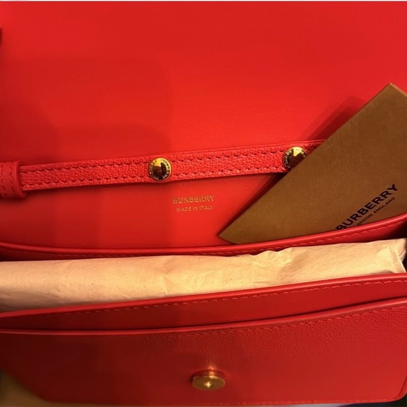 NWT BURBERRY HAMPSHIRE EMBOSSED LEATHER FLAP CROSSBODY STRAP CLUTCH & DUST BAG - Picture 3 of 8